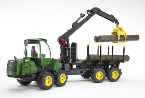 Bruder 02133 John Deere 1210E lesnický traktor s přívěsem nakládacím ramenem